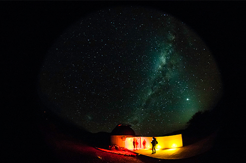 Imagen de la Vía Láctea sobre el Observatorio Cruz del Sur en Combarbalá.